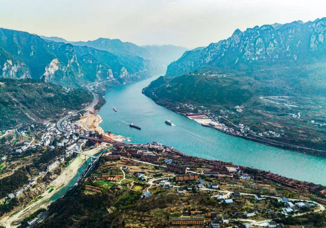 荆楚大地，红色沃土映绿意，创新发展谱新篇